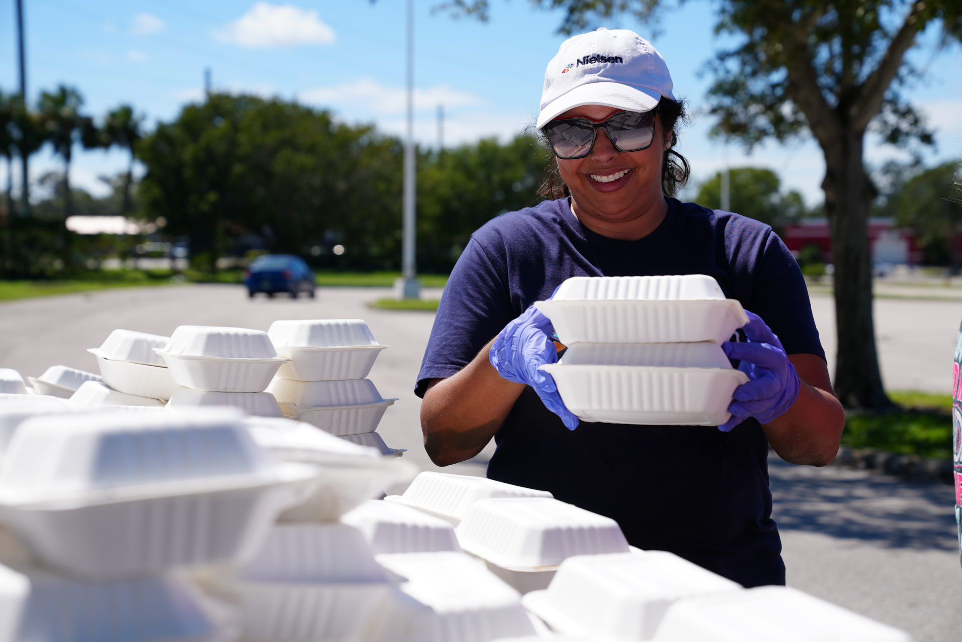 volunteer distributing prepared meals at a disaster relief distribution